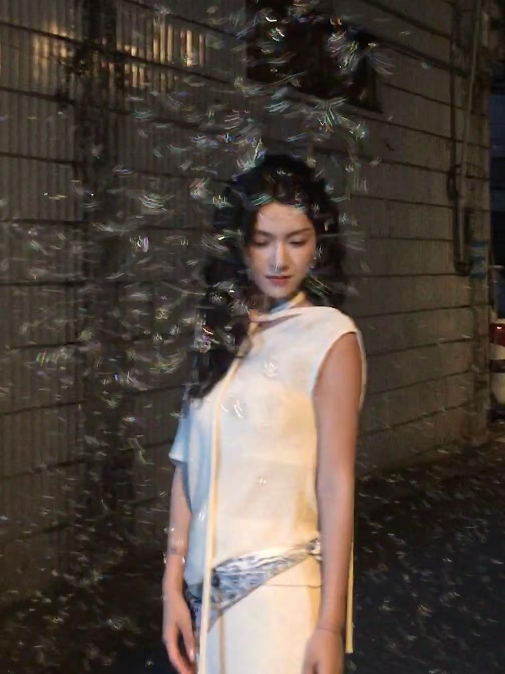 谁不想急头白脸拥有两个这么貌美明艳的宋宜@孟娜  宋艺@卢鹿鹿 孟娜 卢鹿鹿 小