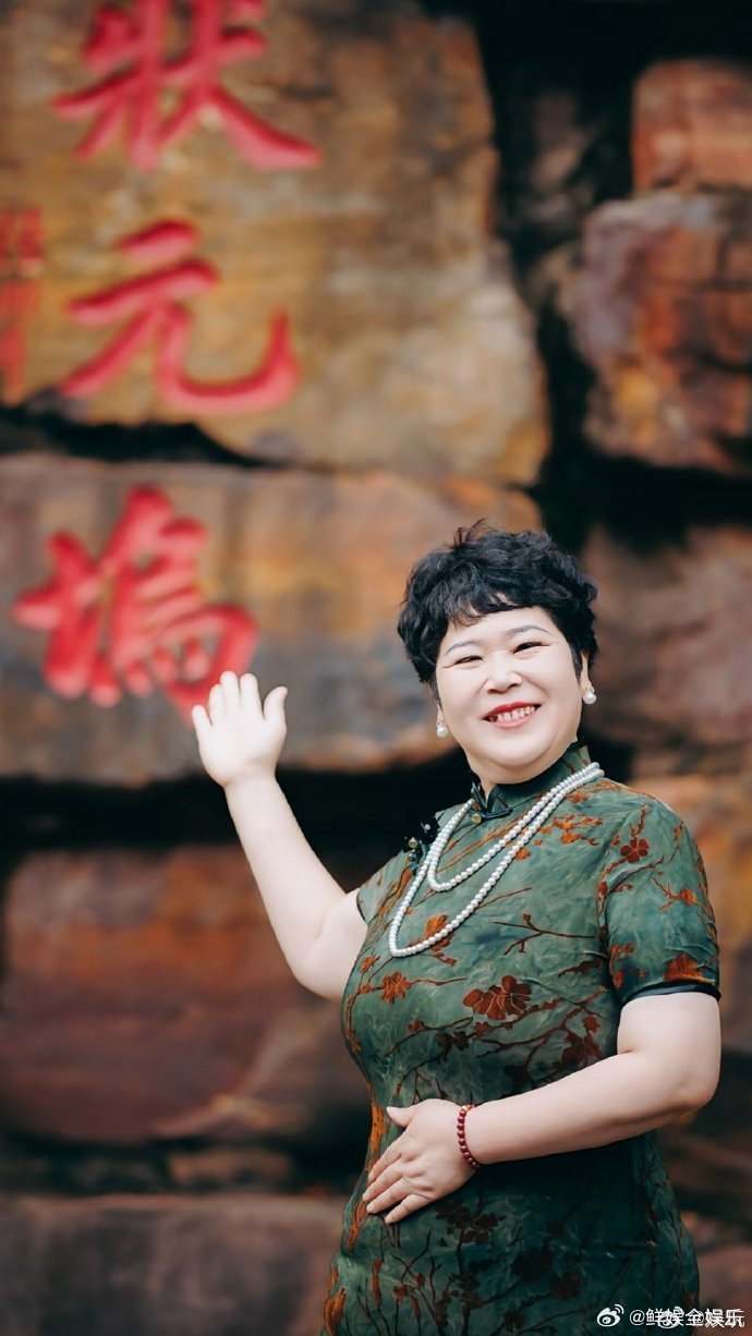 房主任旗袍造型女人最好的医美真的是离开男人！看房主任现在穿旗袍多有韵味，整个人状