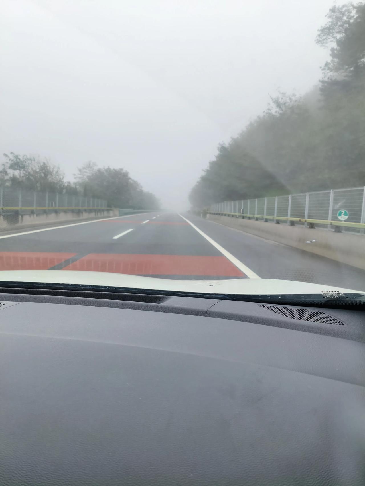 今天一路过的地方真不少！

老张出差，邀请我陪同，有人管吃管住还带旅行，我当然要
