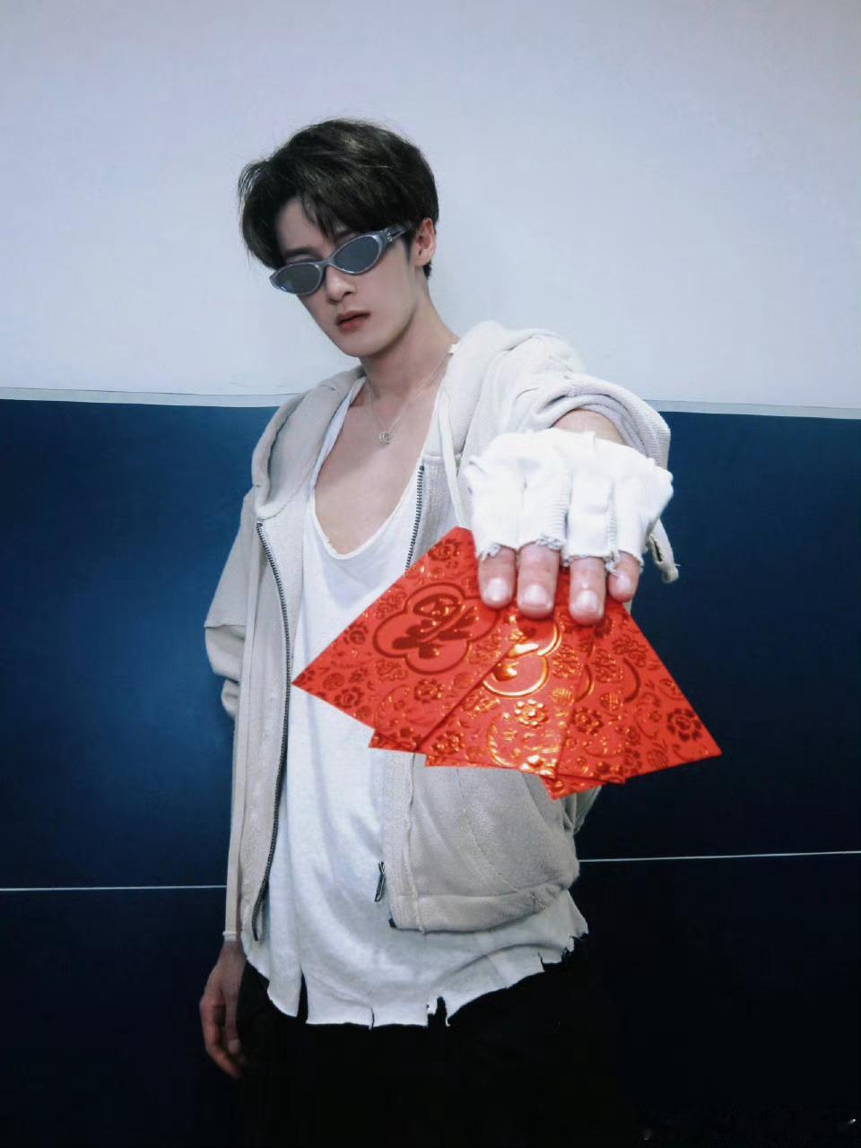 檀健次好6团比心对齐颗粒度 好六团式默契！比心合N次才成功，花絮比正片还爆笑，这