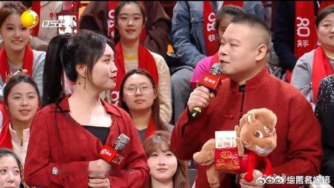 唐国强岳云鹏春晚逗乐天花板杨鸣好帅 春晚舞台上的杨鸣帅出新高度，气质沉稳又不失活