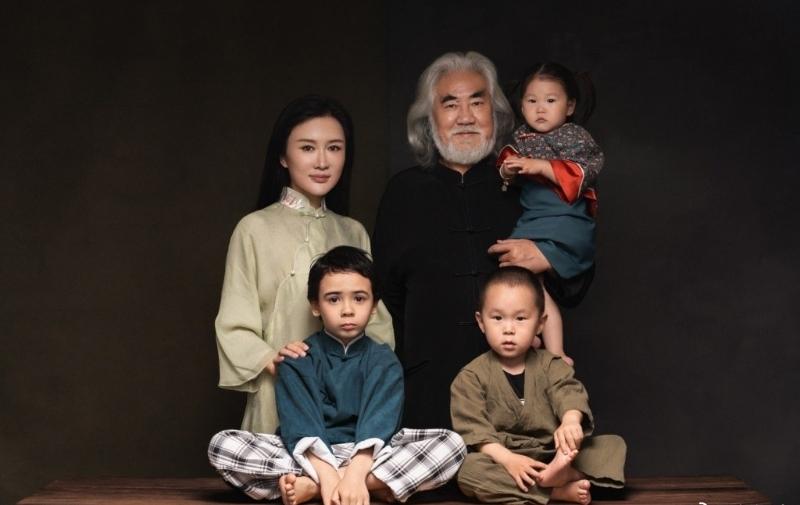 这一次，75岁张纪中不再低调。

妻子杜星霖和他直播时，透露接下来可能要生五胎的