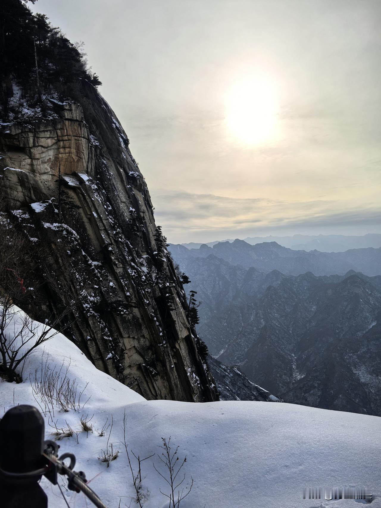 华山的美是真的美，华山的险也是真的险，尤其雪后的华山给人一种水墨画的感觉，虽然天