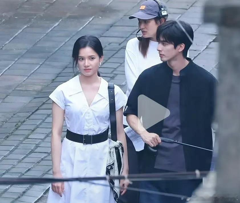 现偶的服化太吓人了[二哈]，只能靠脸撑 ​​​