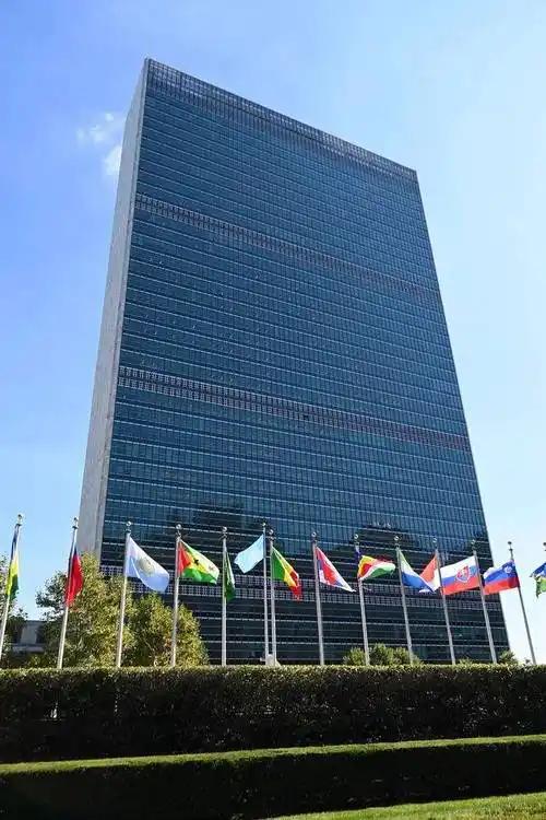 完了联合国真的要关门了。近日，联合国秘书长古特雷斯说，年关难过没钱过年了。原因就