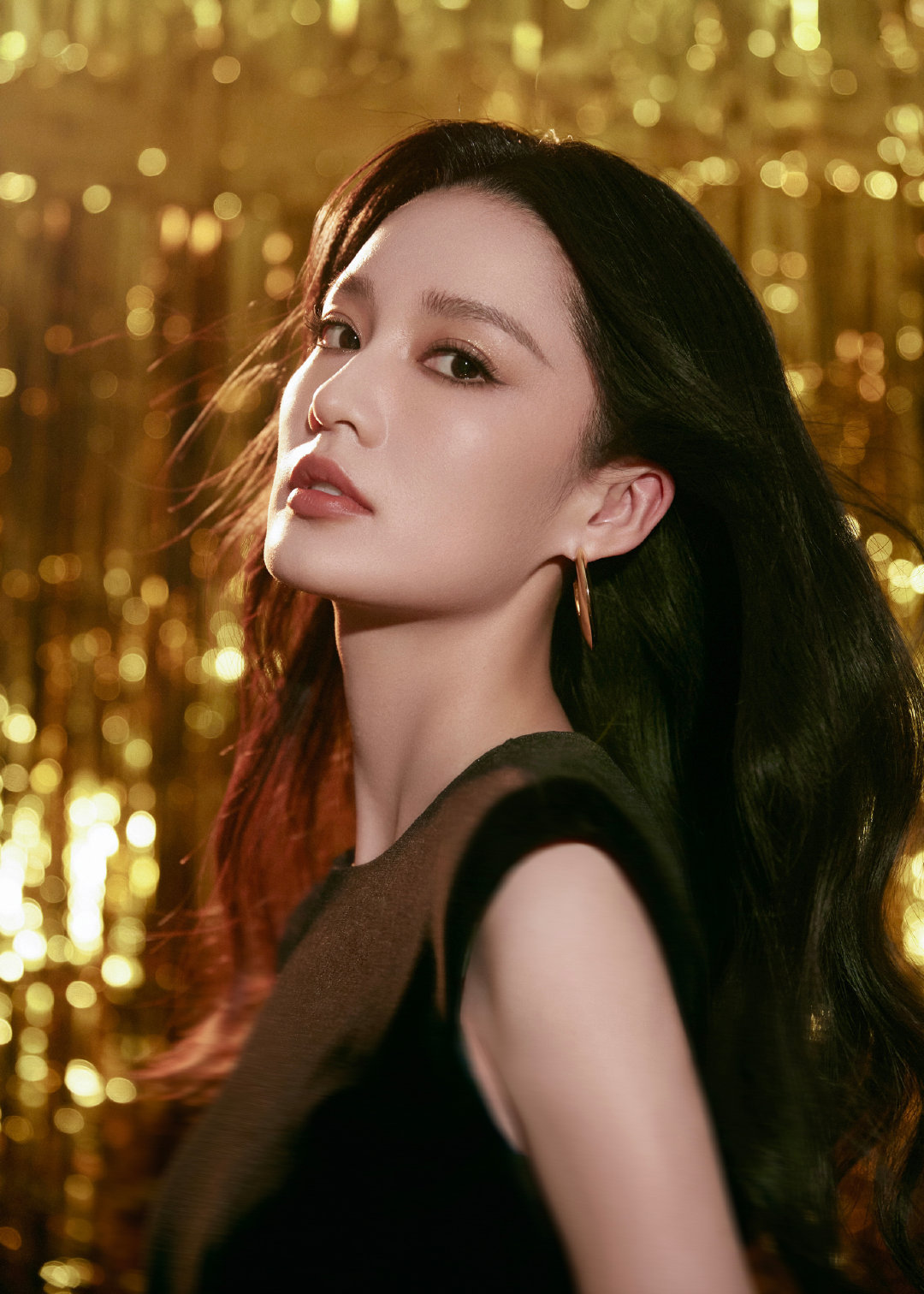 李沁骨相美人 光影交错下骨相美展露无遗，时尚表现力和气场太超过了，什么造型都能轻