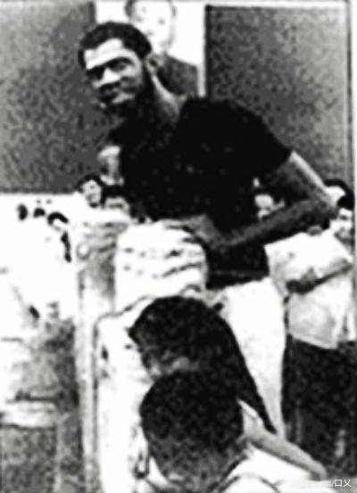 应中国篮协和中国体育服务公司邀请，美国职业明星篮球队自1982年7月10日起，对