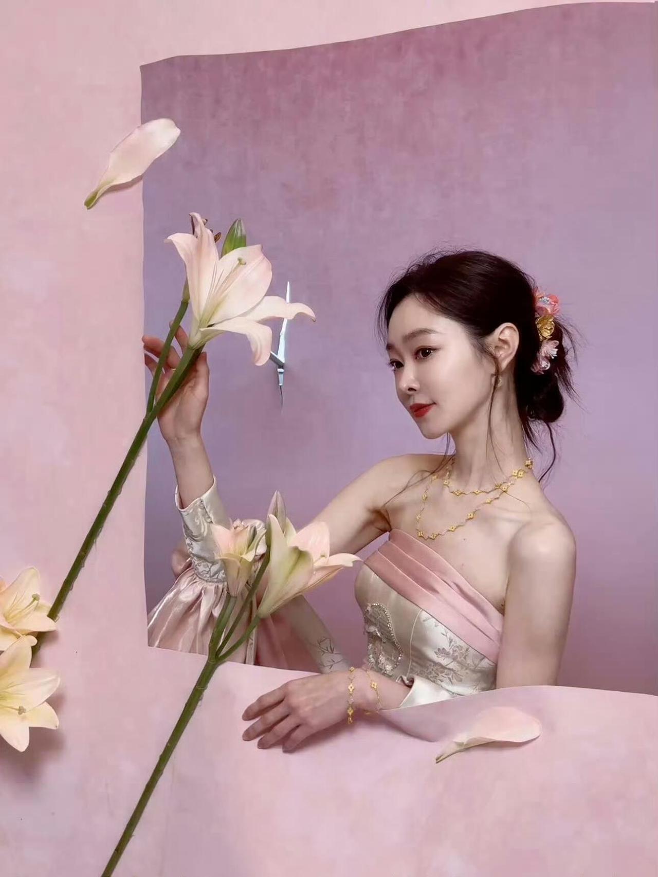 宋轶
- 粉百合垂落的弧度里
时针轻吻过花瓣的边缘
你把春天别在发梢
让绸缎与绣