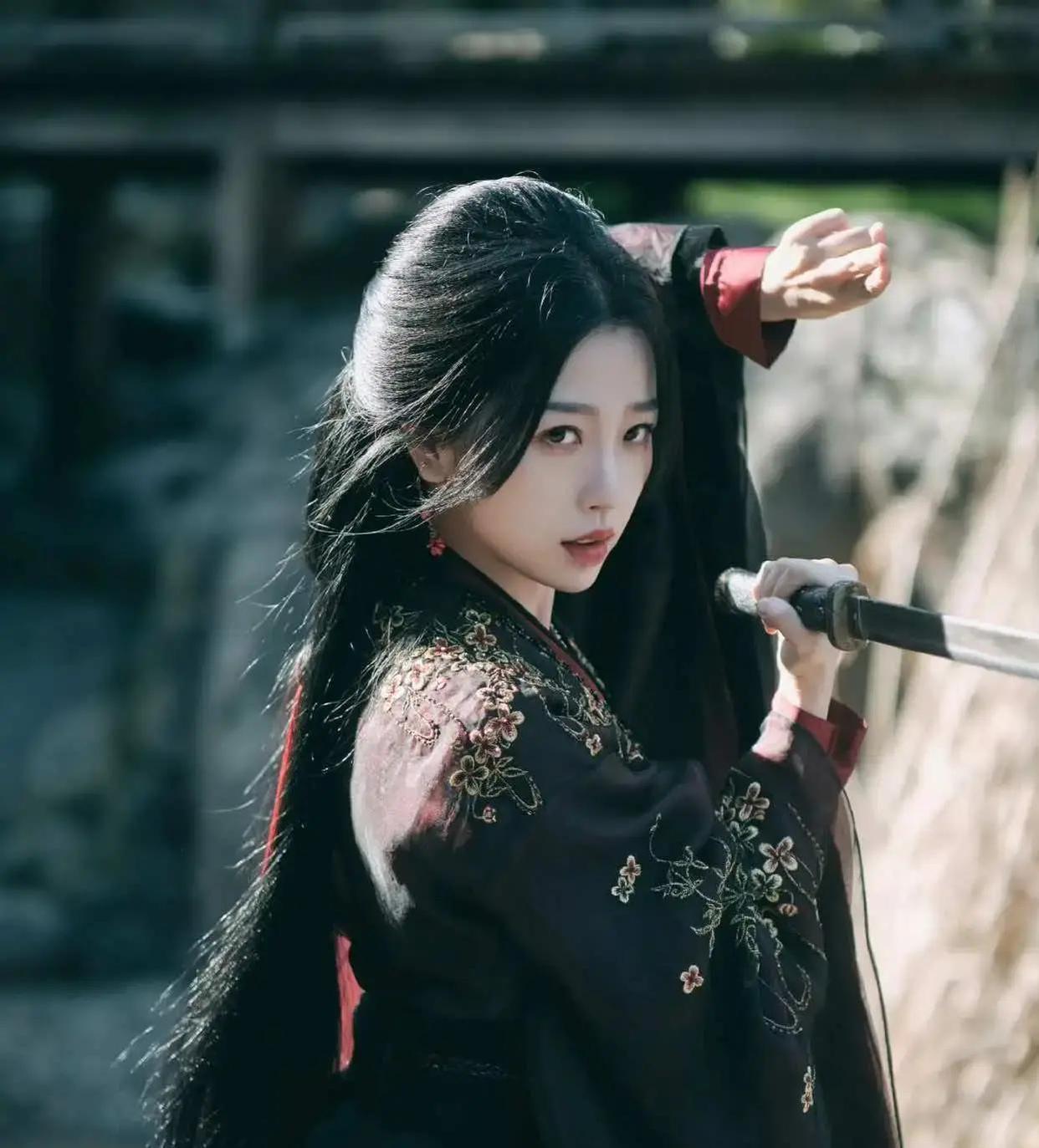 《云初令》云初这个角色，把“重生复仇”和“带娃权谋”绑在了一起。云初前世是将门嫡
