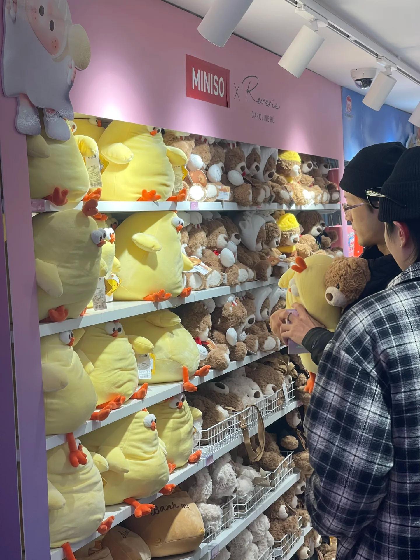 他还是个会买玩偶的宝宝🥺🤲。cr.Celia爱吃辣