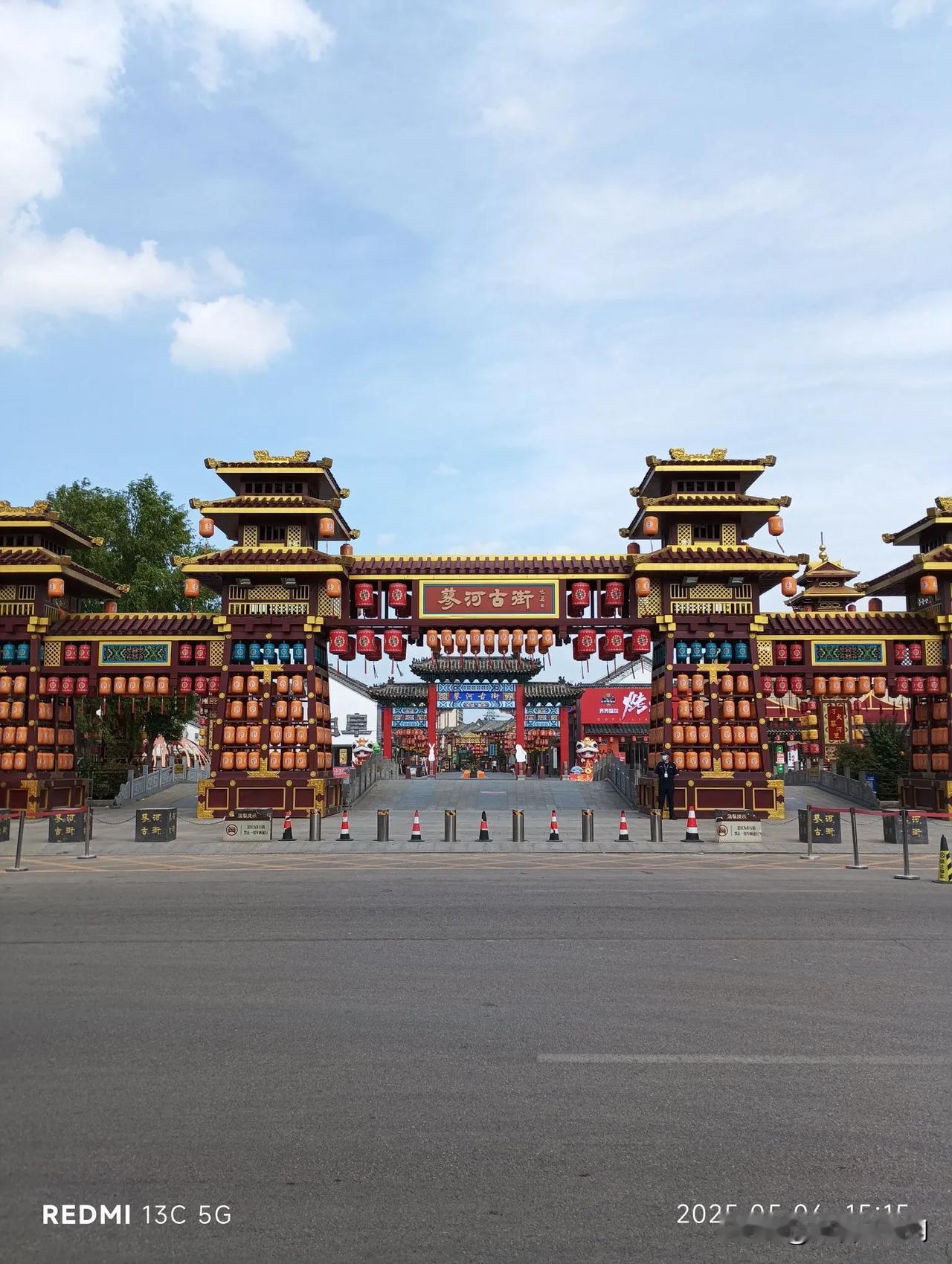 骑行曲阜，打卡蓼河古街！
虽然是新建的古街，确实建的很美！据说夜景更美，可惜等不