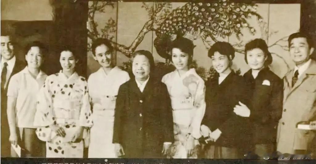 1978年，邓颖超亲切接见中日两国演艺界代表时的照片，右起：赵丹，黄宗英，刘晓庆