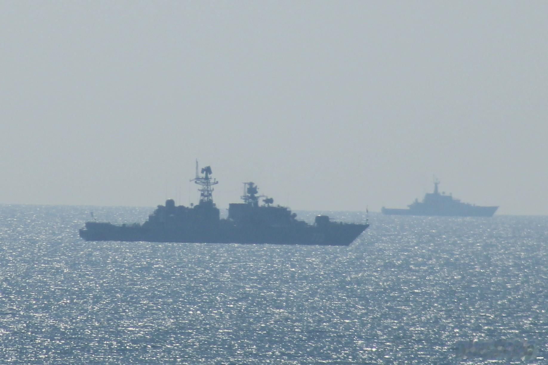 “不惧”号护卫舰昨天继续在英国附近海域闲逛，英国海军“Tyne”号河级巡逻舰在旁