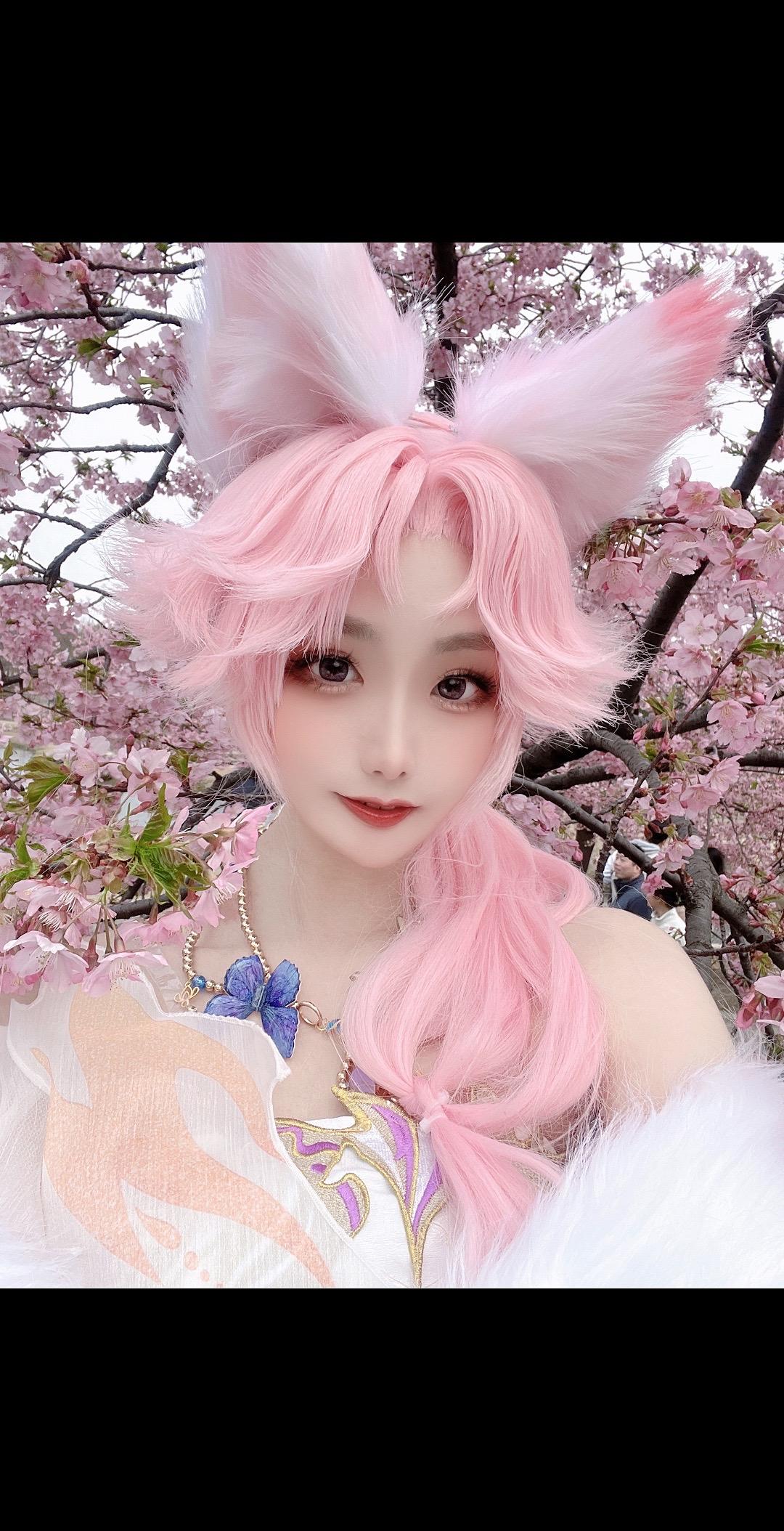 偷穿玲珑衣服的胡桃。