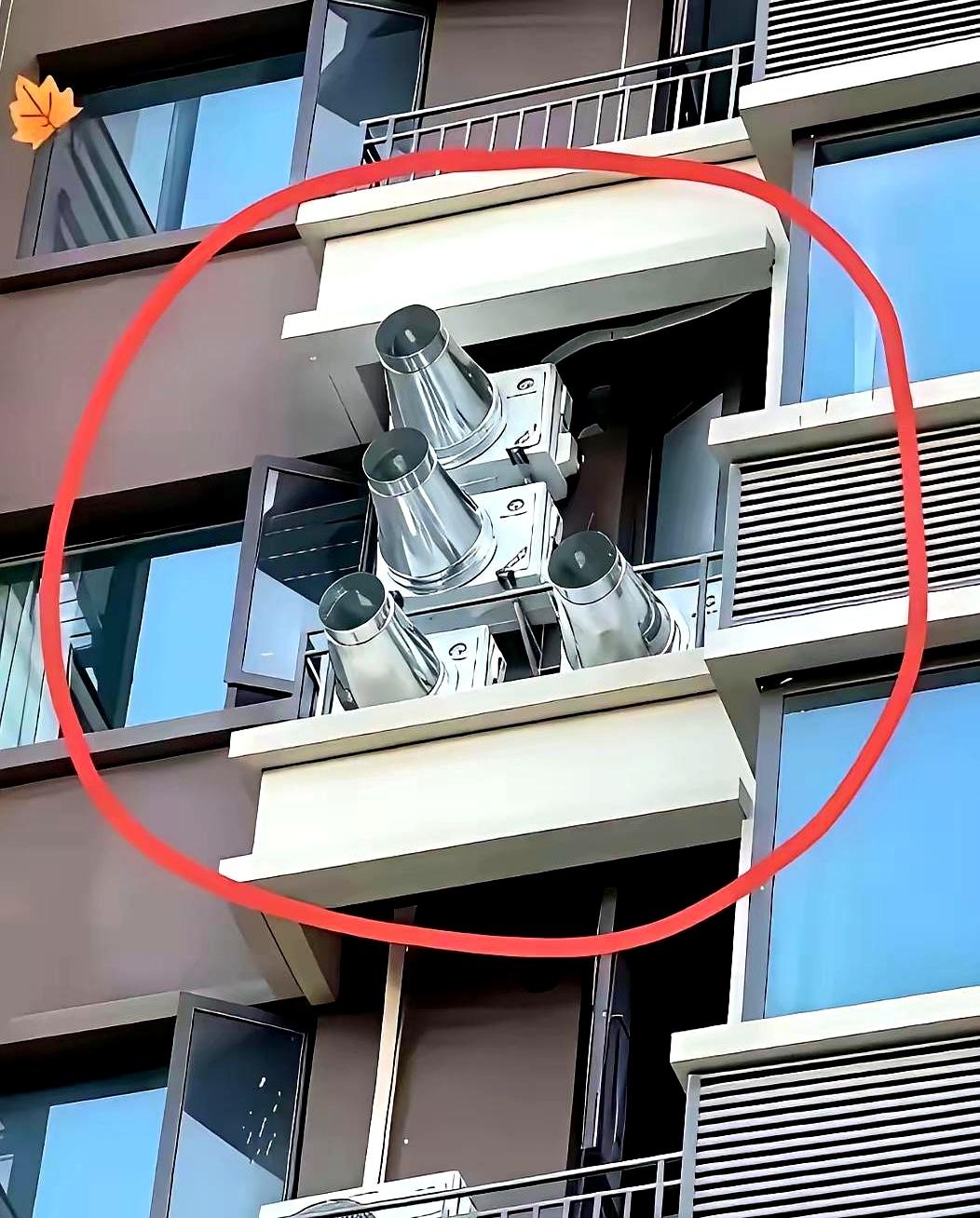 四台空调外机挤在一起，还加了个轴流风机，这画面一出来，谁看了不多想两秒？
按常识