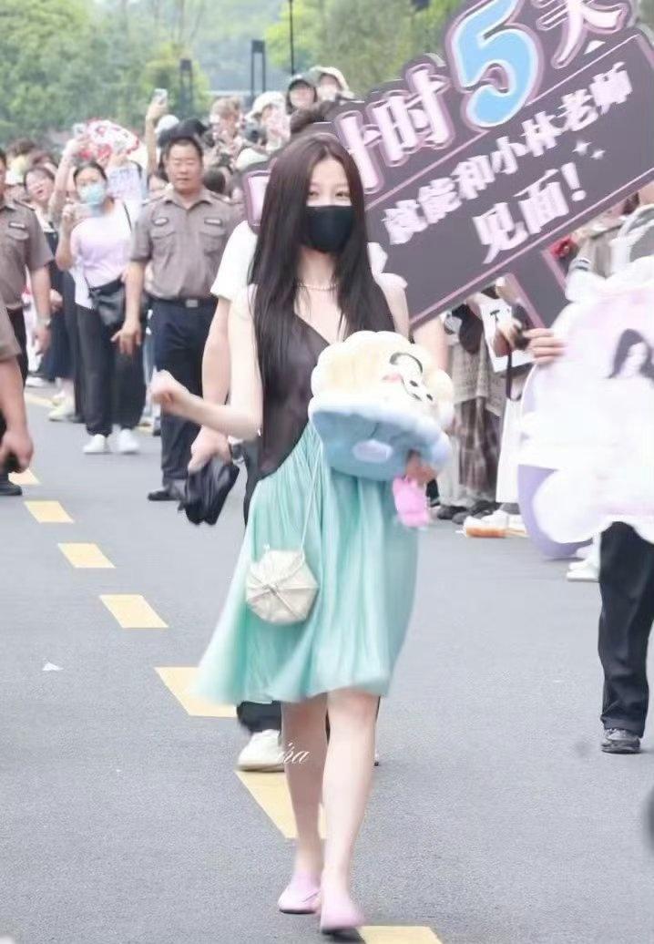 虽然长着一张甜美脸，但是完全是高个甜妹，身材比例也特别棒。 ​​​
