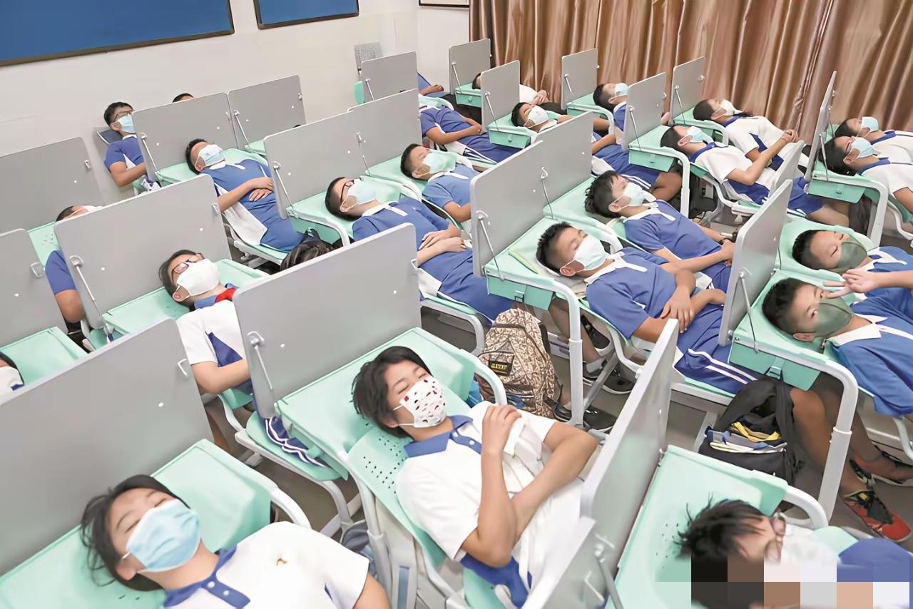 这课桌椅太棒了，简直就是孩子们的福音，再也不用趴在课桌上午睡了。
希望有关部门大
