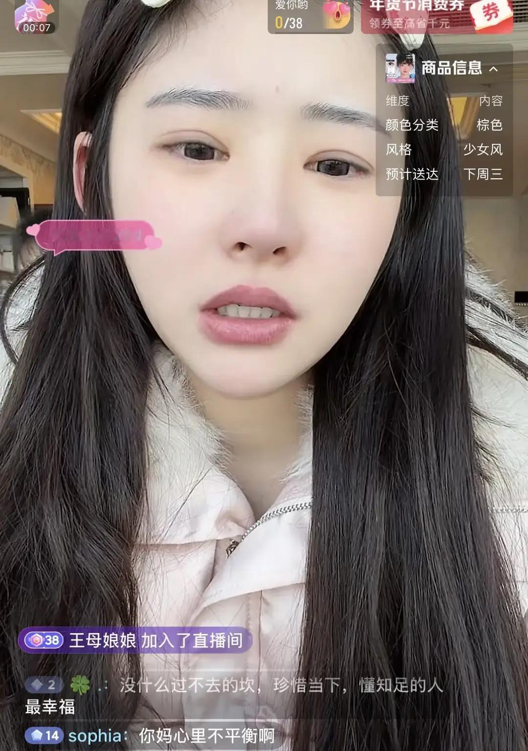 黄一鸣昨晚直播突然开麦，说女儿闪闪已经会叫爸爸，还放了一段奶声奶气的录音。

画