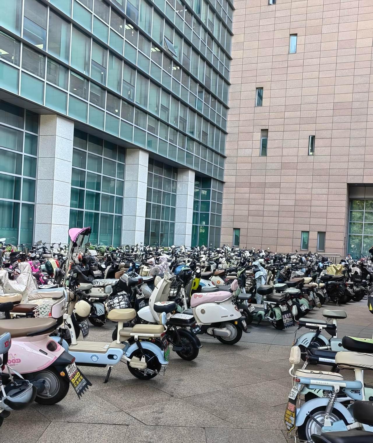大学的电动车真的太多了！
教学楼、图书馆、食堂、宿舍，所到之处都停满了车。放学的