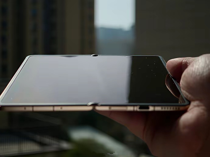 从目前曝光的信息来看，Magic V6搭载了UTG玻璃，在不同光线照射下，屏幕几