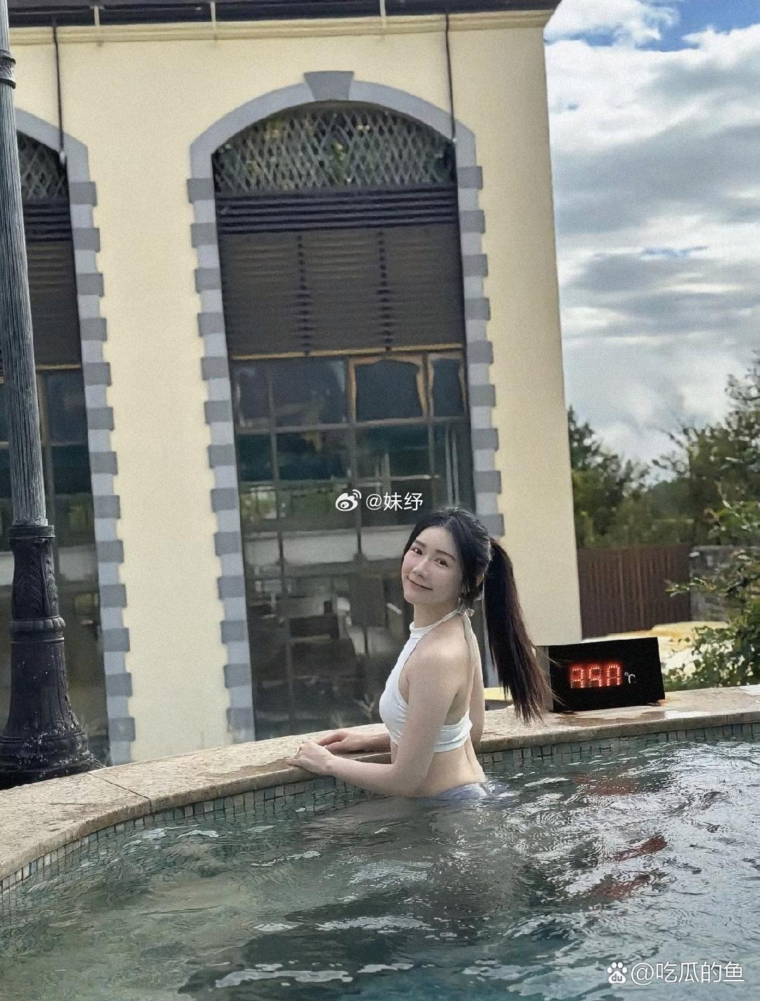 据说他是某位男星的女友，一直没有对外公布！看来这瓜保大保熟 