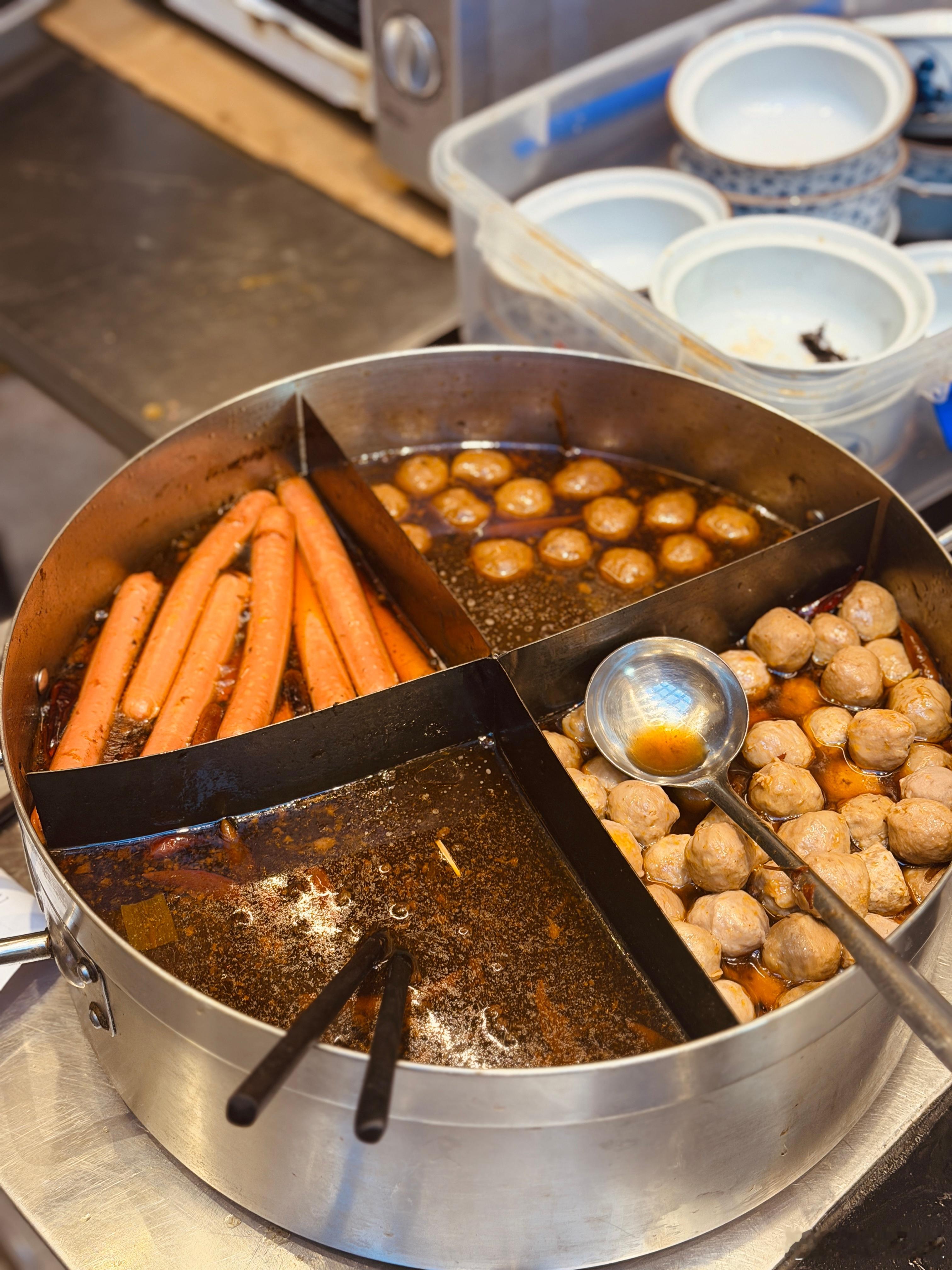遂昌小县城开业第一天馋了很久的卤味，就下单两根肠，我说阿姨我拿个塑料袋自己装走就