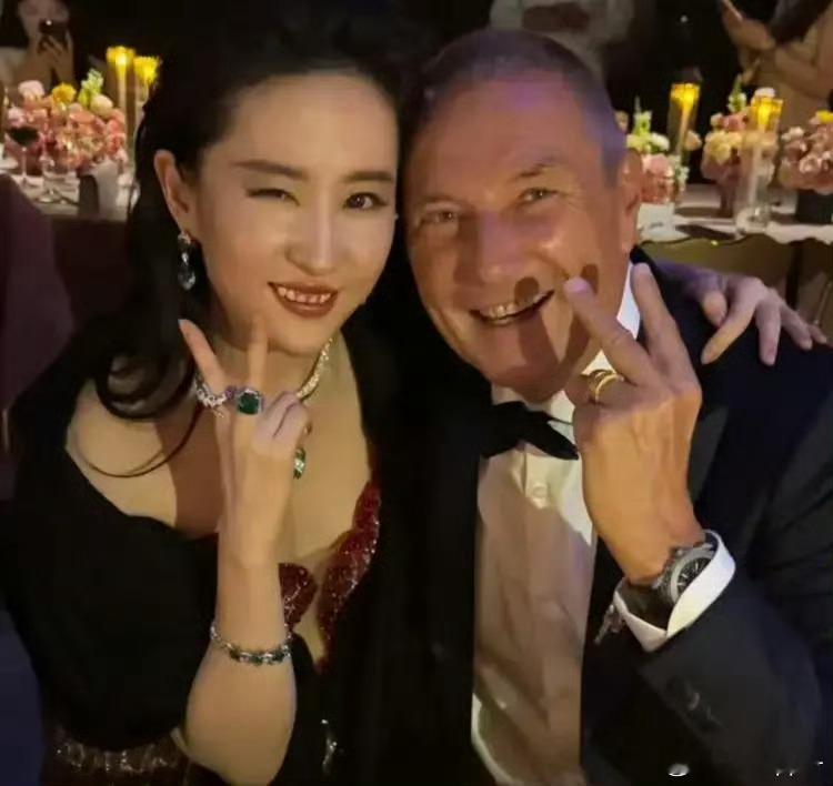 为什么这次宝格丽新任CEO不和刘亦菲单人合照啊 ​​​