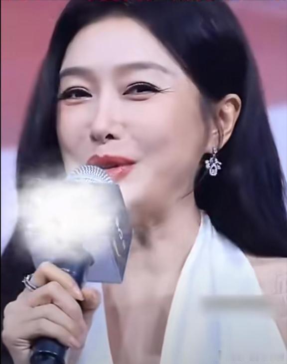 秦岚的嗓子终于恢复了，不再是“电音朵拉”了。困扰她3年的嗓音问题，终于有了明显好