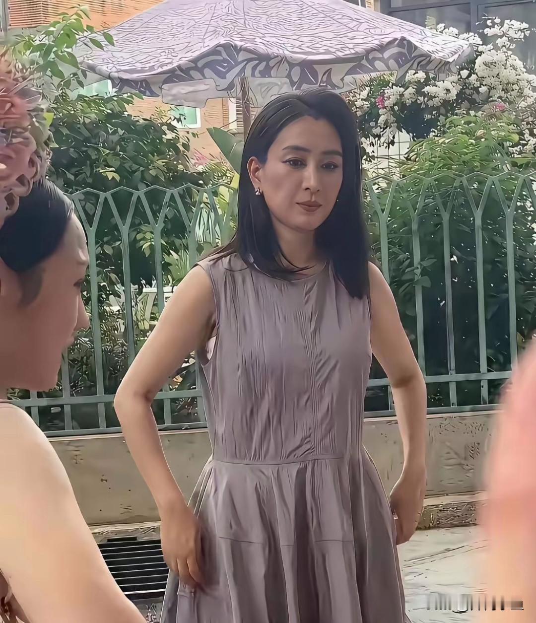 马苏户外生图，褪去星光多了几分烟火气！

一身浅灰调无袖连衣裙出镜，简约宽松的版