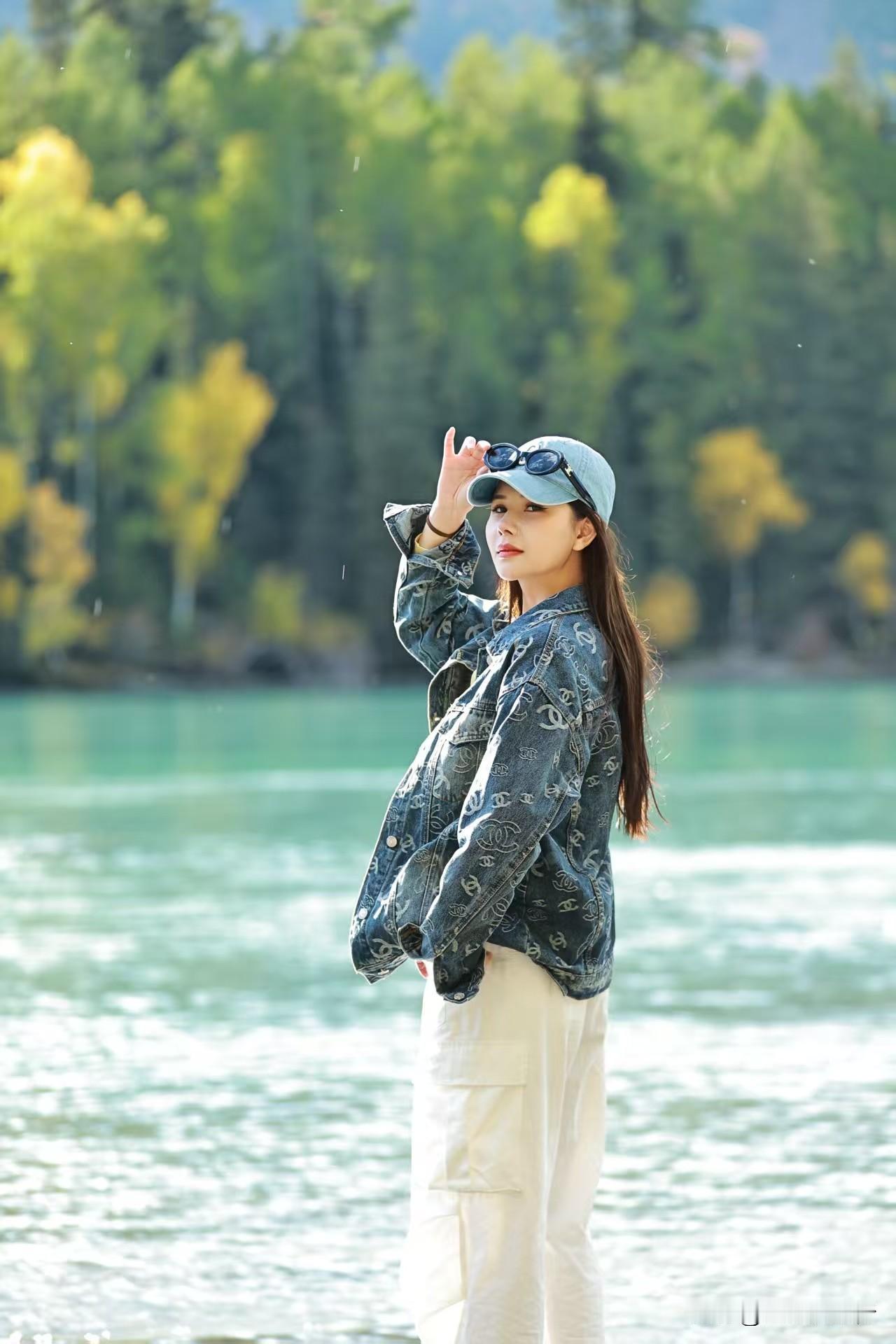 喀纳斯封神之旅：把生活拍成电影级大片🍁🎬
       当晨雾漫过神仙湾的木