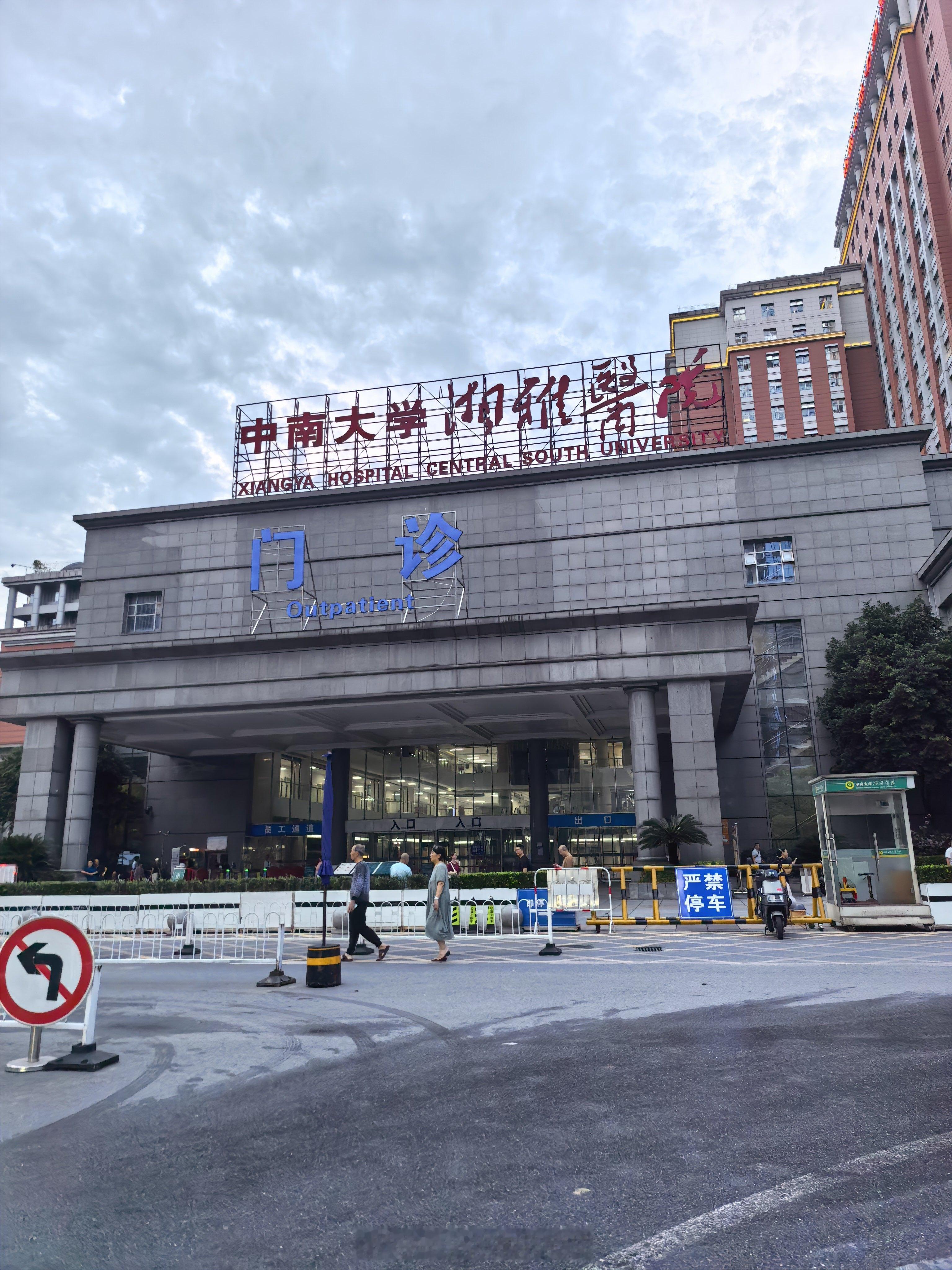 感恩小姐姐陪我走来走去，还淋了雨