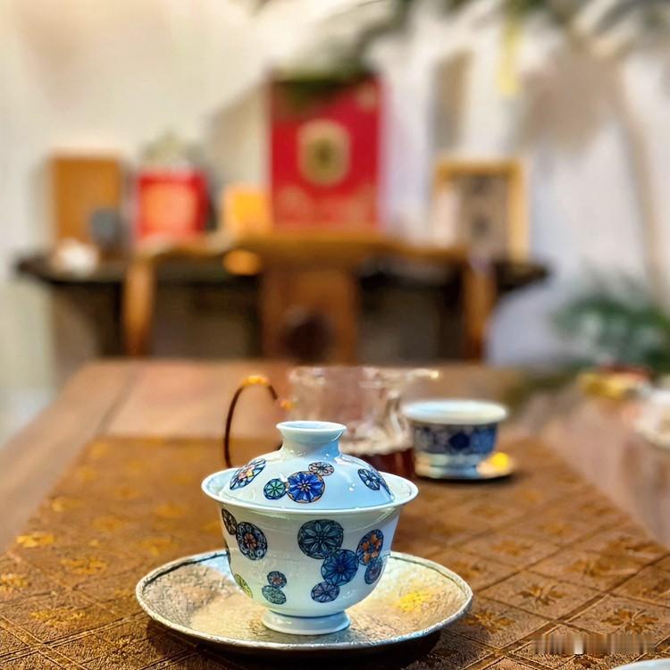 喝茶给你最大的感悟是什么?

温杯，投茶，注水。干枯的叶片遇水便活了过来，舒展成