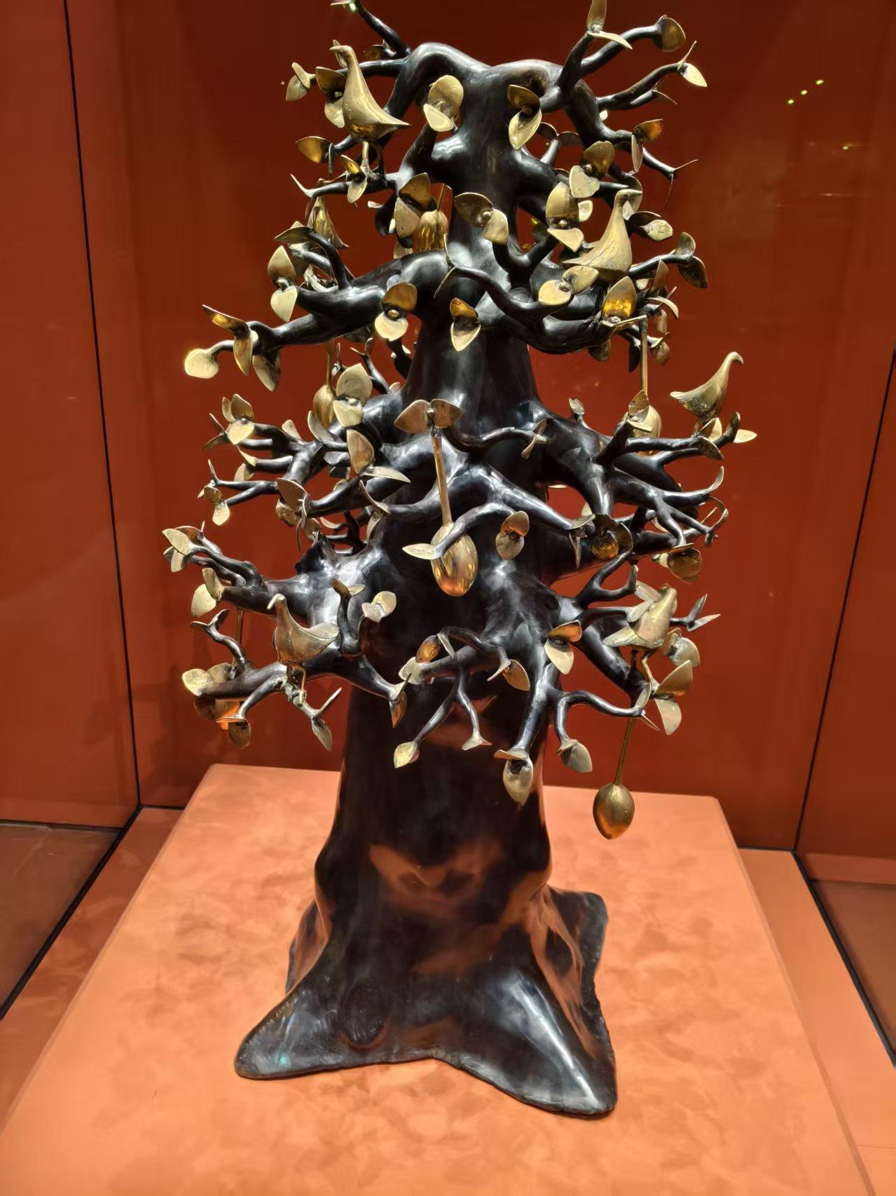 逛完美术馆才3点，查了一下附近还有一个中央礼品文物管理中心，跟孩子一人一辆共享单