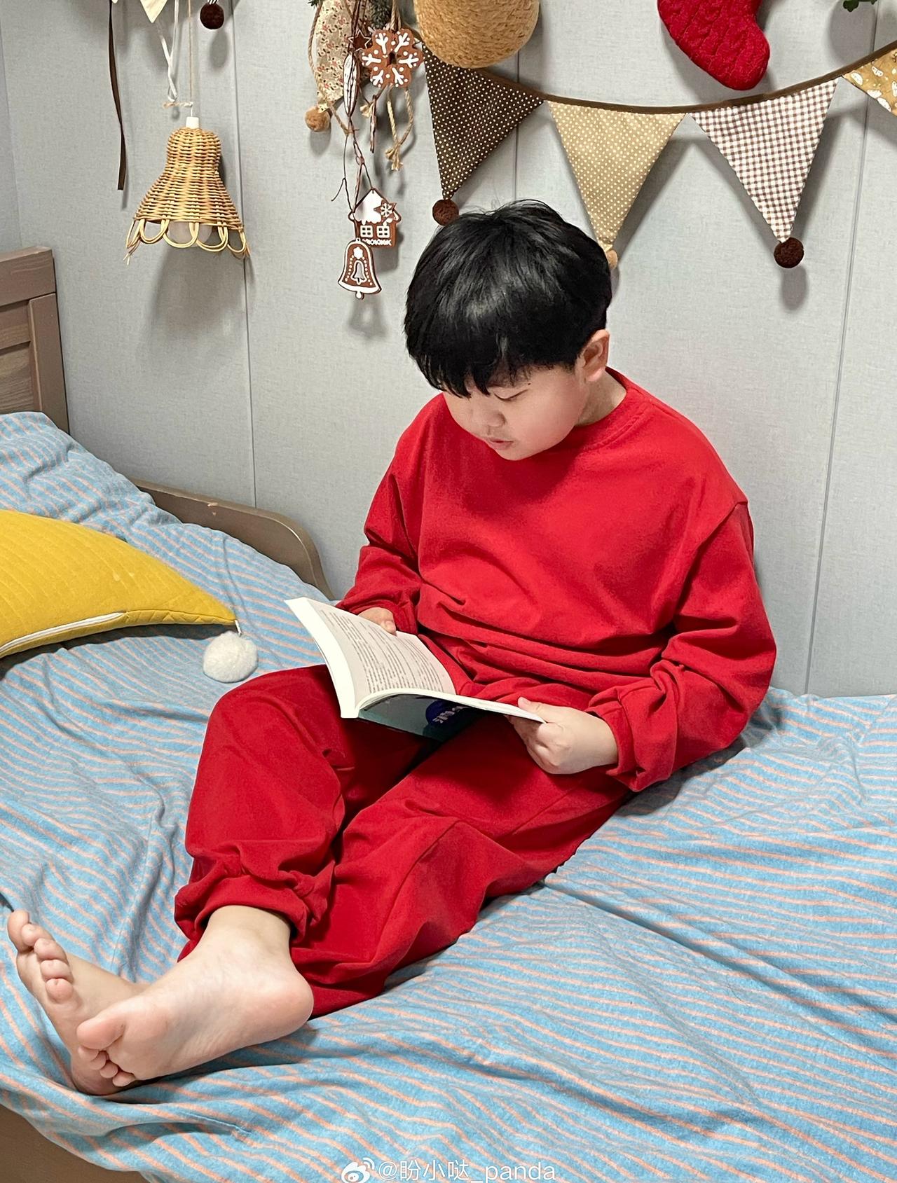 原来张凌赫也胖过，我开始相信“胖子都是潜力股”这句话了，所以奥斯卡也是支潜力股吧