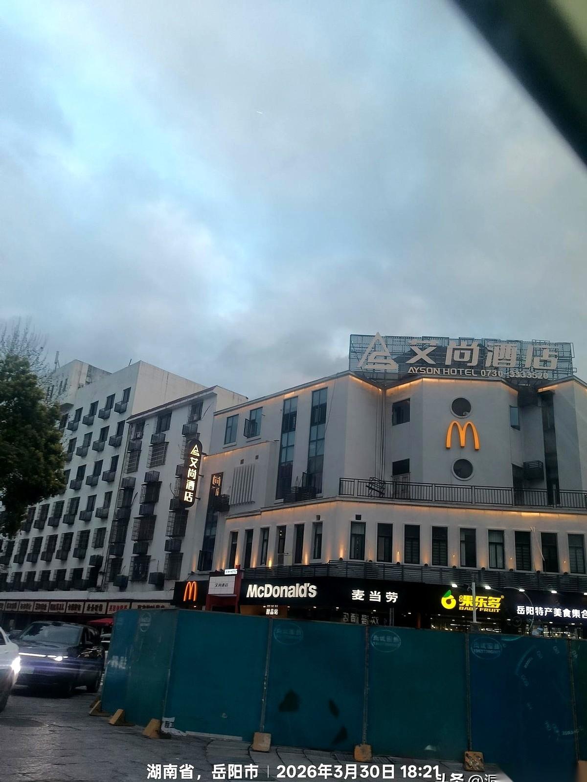 岳阳洞庭南路那个十字路口，总算要整了。
前阵子，一圈围挡悄没声地立起来，车开到这