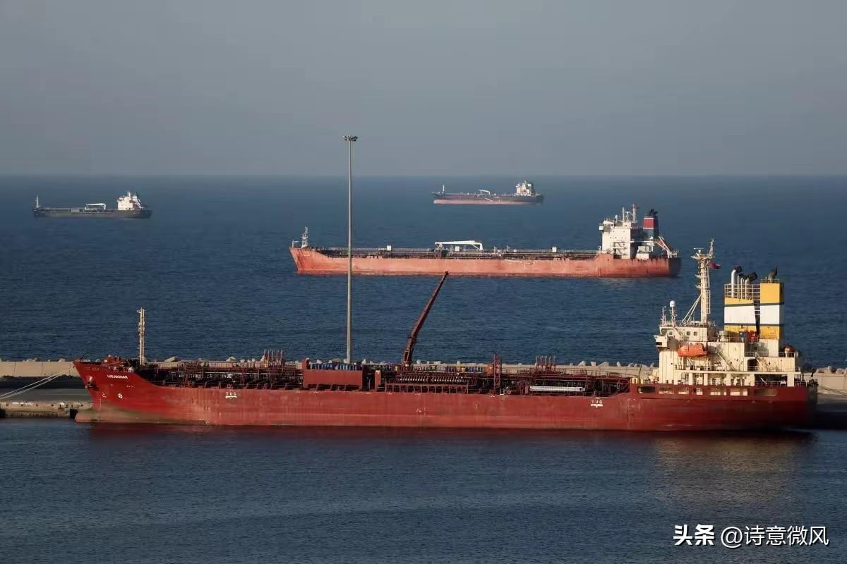 俄罗斯油轮马上抵达中国，突然在南海掉头把油送往印度。
 
这艘引发全网关注的油轮