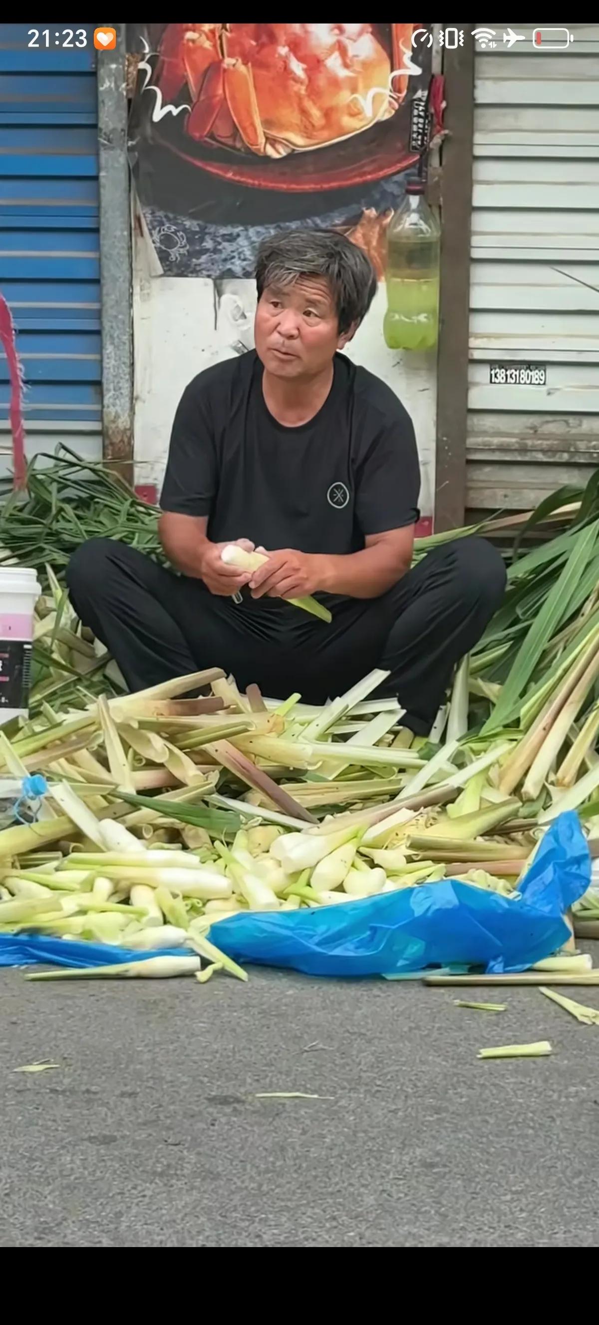 现在钱真的是不好赚了，连“余华”都坐在路边老实摆摊卖茭白了。菜农版余华为了让自己