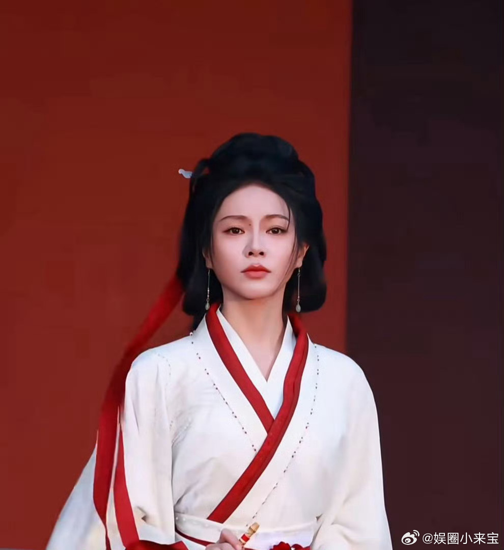 谢可寅战国袍写真谢可寅红衣古装美人 古朴战国袍搭配热烈红衣，谢可寅身姿雅致，眉眼