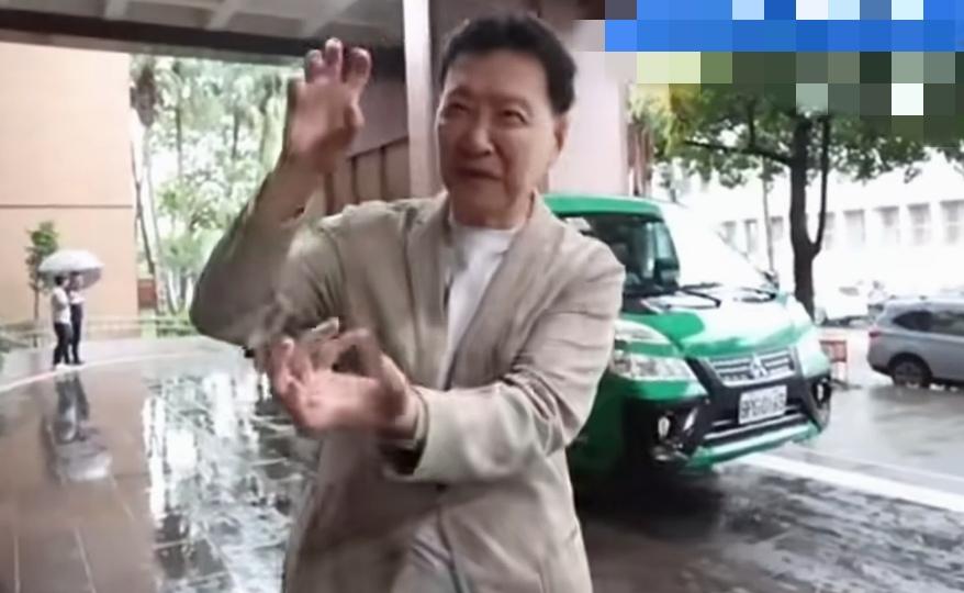 赵少康因为大罢免期间亮票，被传唤调查，郑丽文的支持者高兴坏了。
他这个人就是猖狂