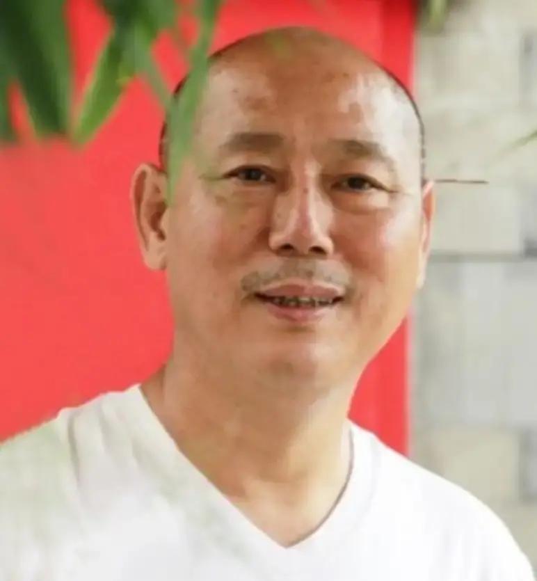 李诚儒是最后一个知道这事的。


一辆刚到手两个月的百万新车，还没开热，就被卖了