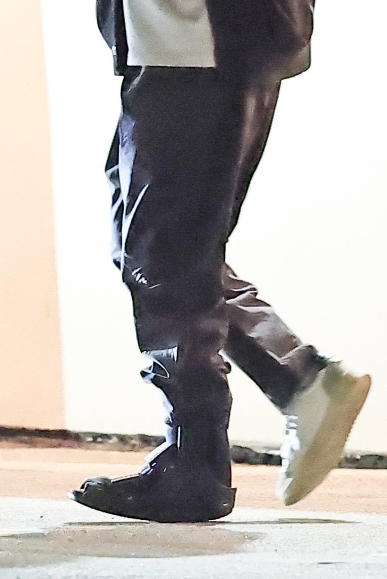 荷兰弟疑似脚伤，左脚穿医用固定靴外出被拍，而赞姐不在身边的小荷收住了往日的娇夫感