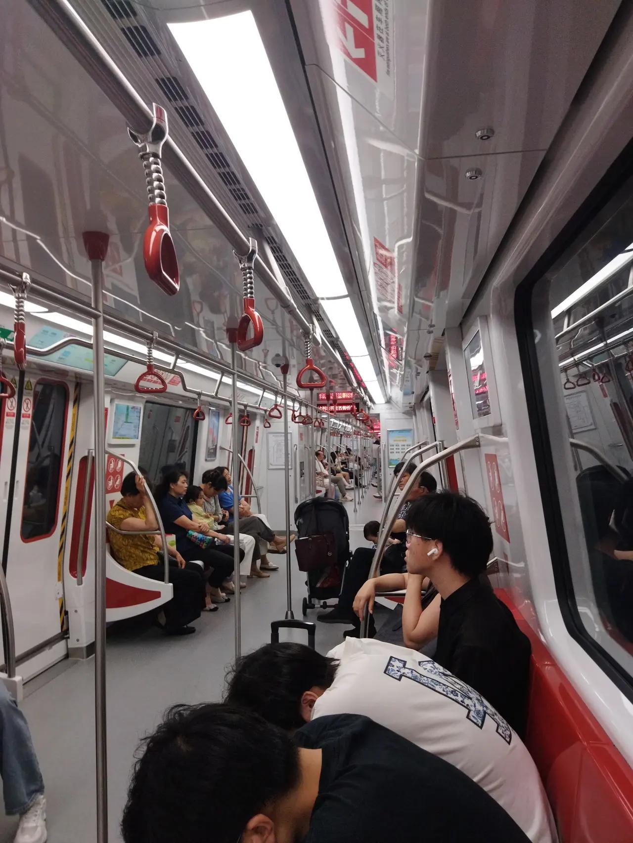 前几天去马鞍山看看， 乘坐地铁S2号线，看见一幕非常暖人的场面，一位老人刚刚上车