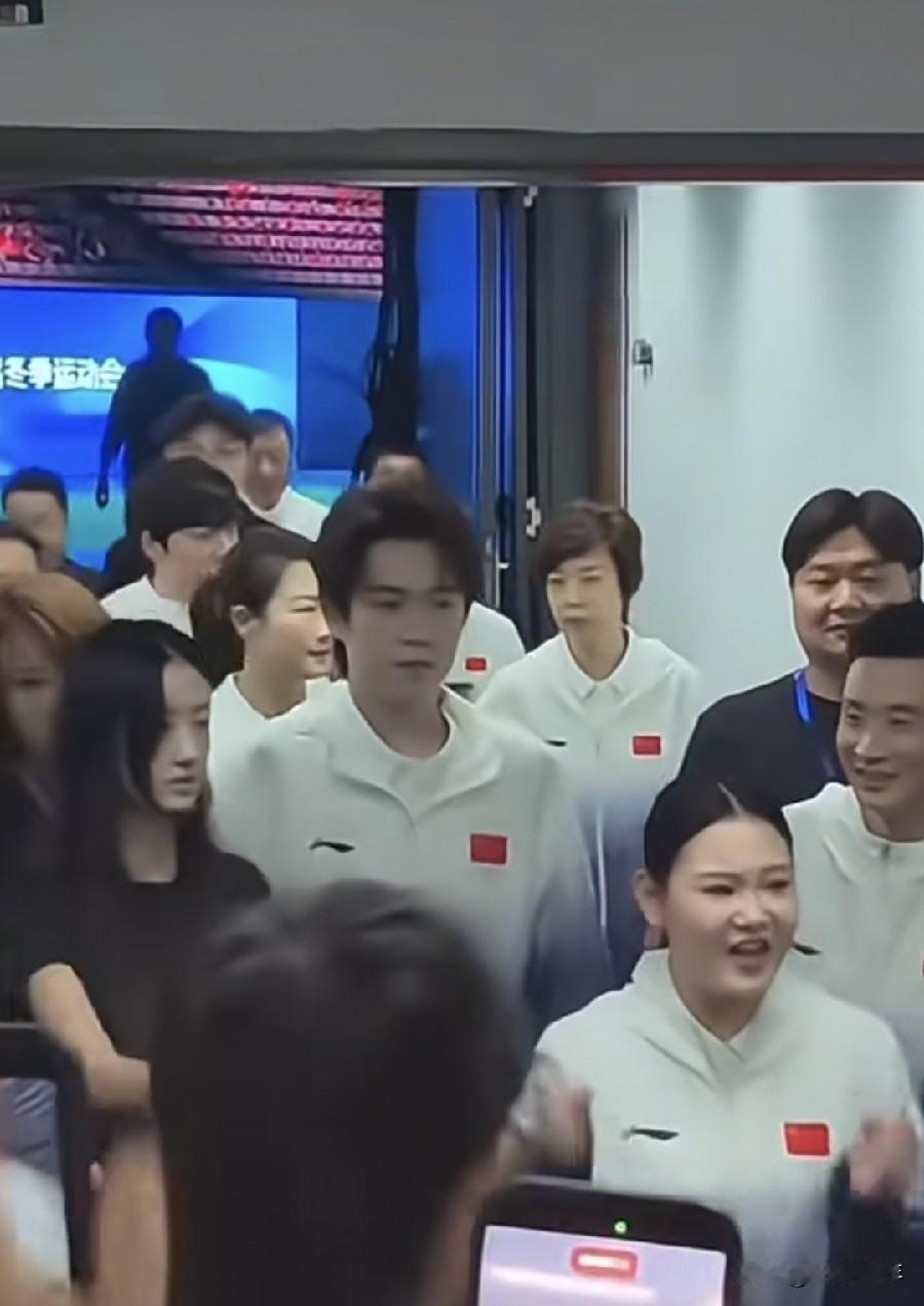 虽然王楚钦没去参加瑞典大满贯，
但一点也没闲着，
就在刚刚，
他现身北京第十七届