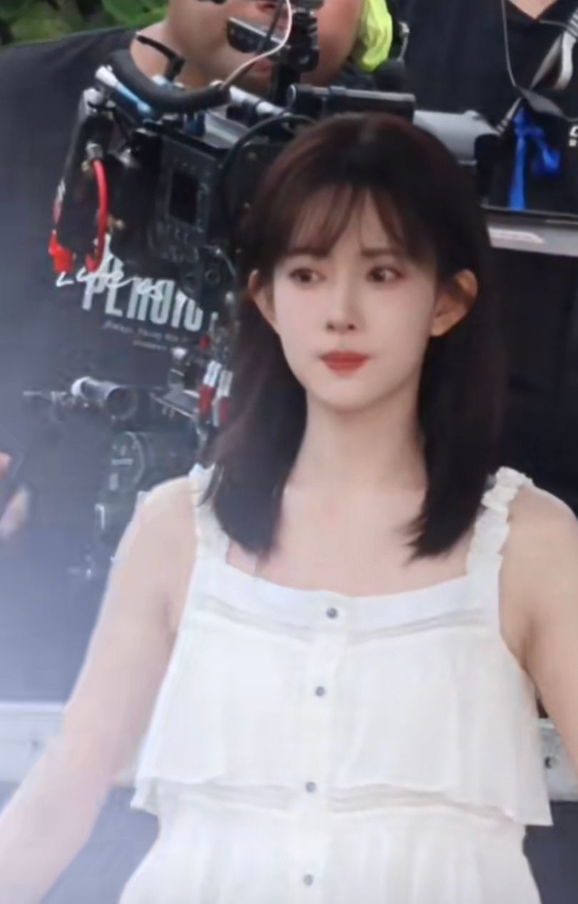 孟子义《爱在无尽夏》郝念白裙路透，温柔清新小白花！ ​​​