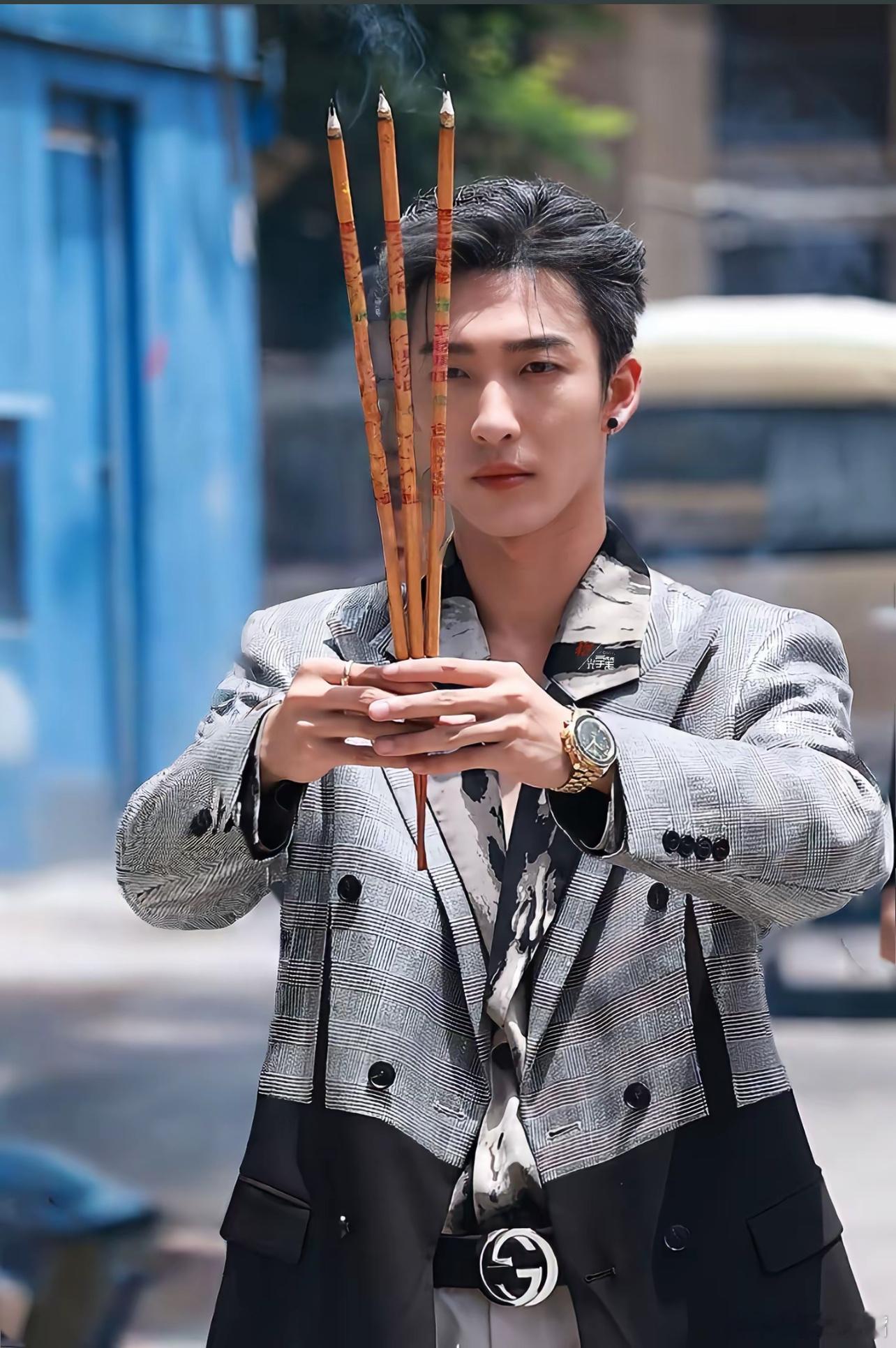 姚冠宇黑帮少爷不像演的 姚冠宇真的把黑帮少爷演活了，在节目里与刘涛对戏即兴输出，