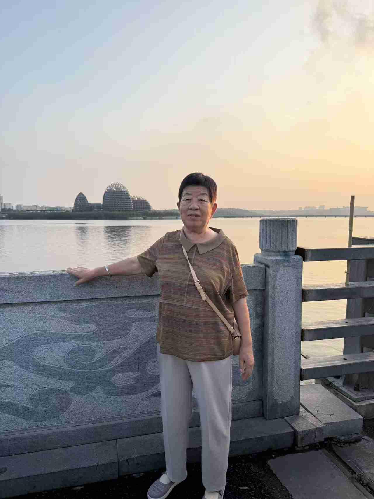 带定位晒今日生活 今日旅行度假，天气好到爆，大晴天让心情也跟着起飞。
开车行驶在