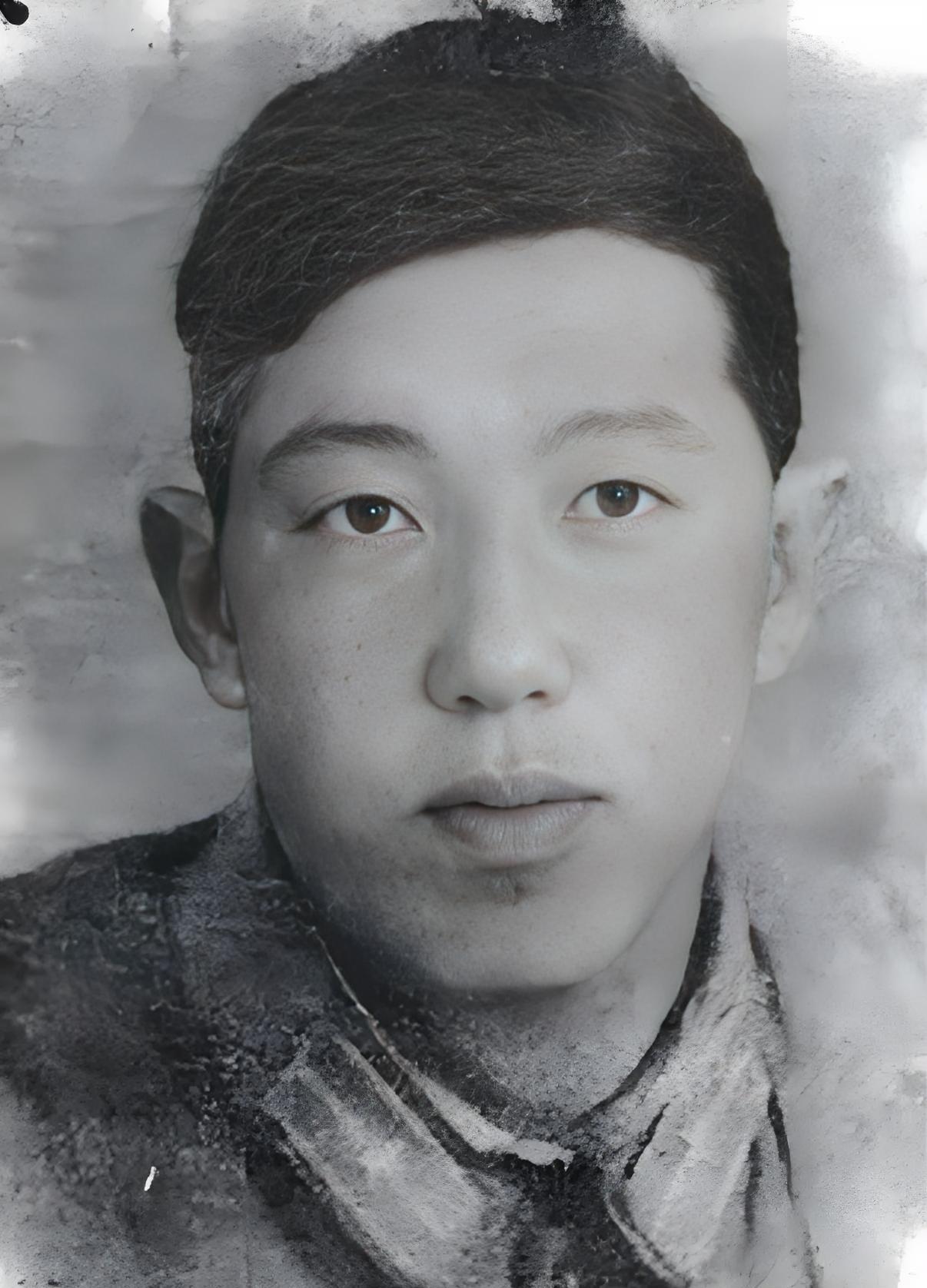 1963年，国庆阅兵仪式上，一年轻的少尉站在天安门上观礼，毛主席见此人年轻，询问