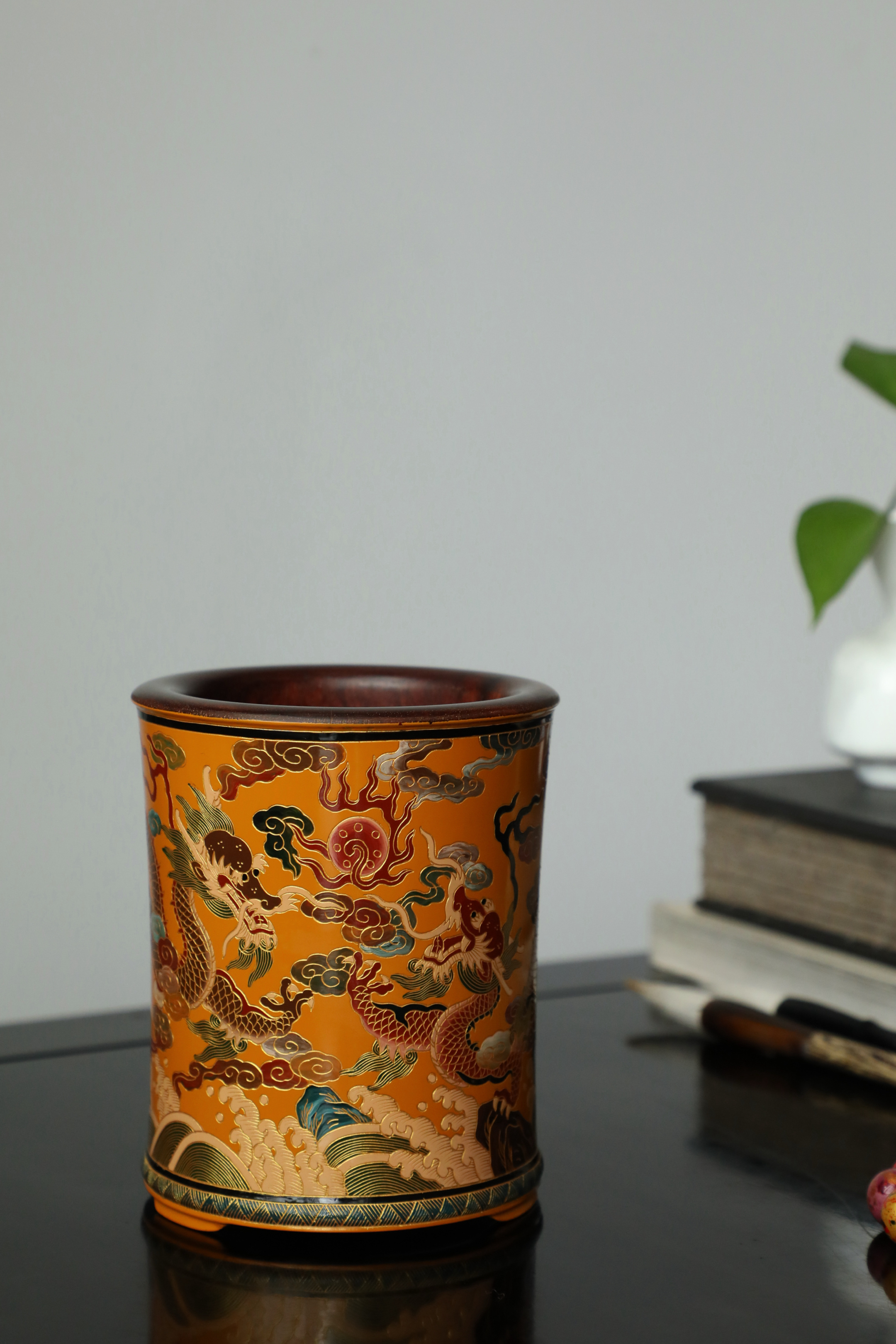 小叶紫檀戗金填彩 | 双龙戏珠 笔筒一木挖制，筒壁髹漆雕，祥云双龙戏珠图纹，图案