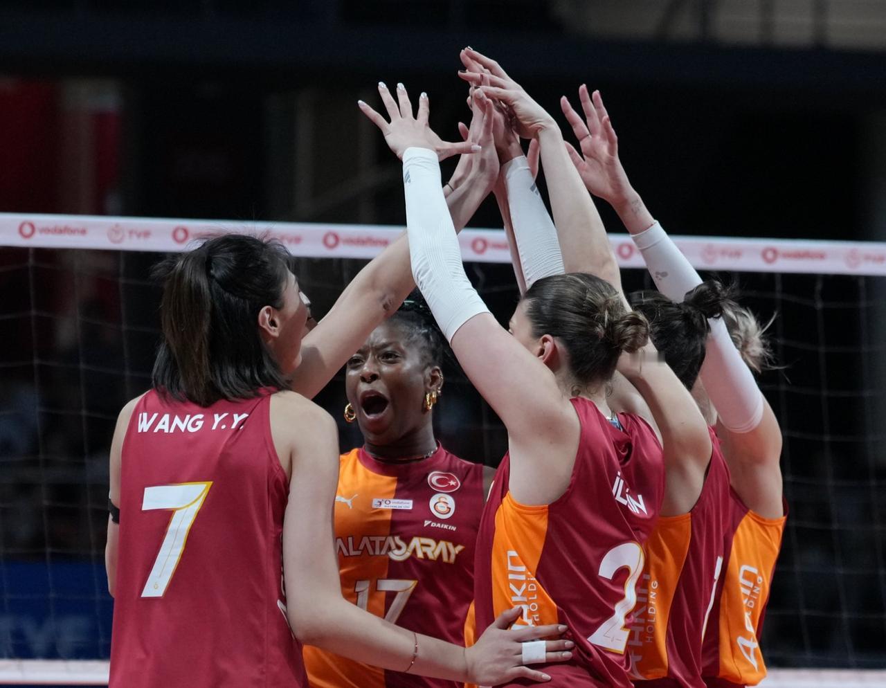 北京时间1月11日凌晨，土超女排第15轮，加拉塔萨雷3-1库泽博鲁（25-19/