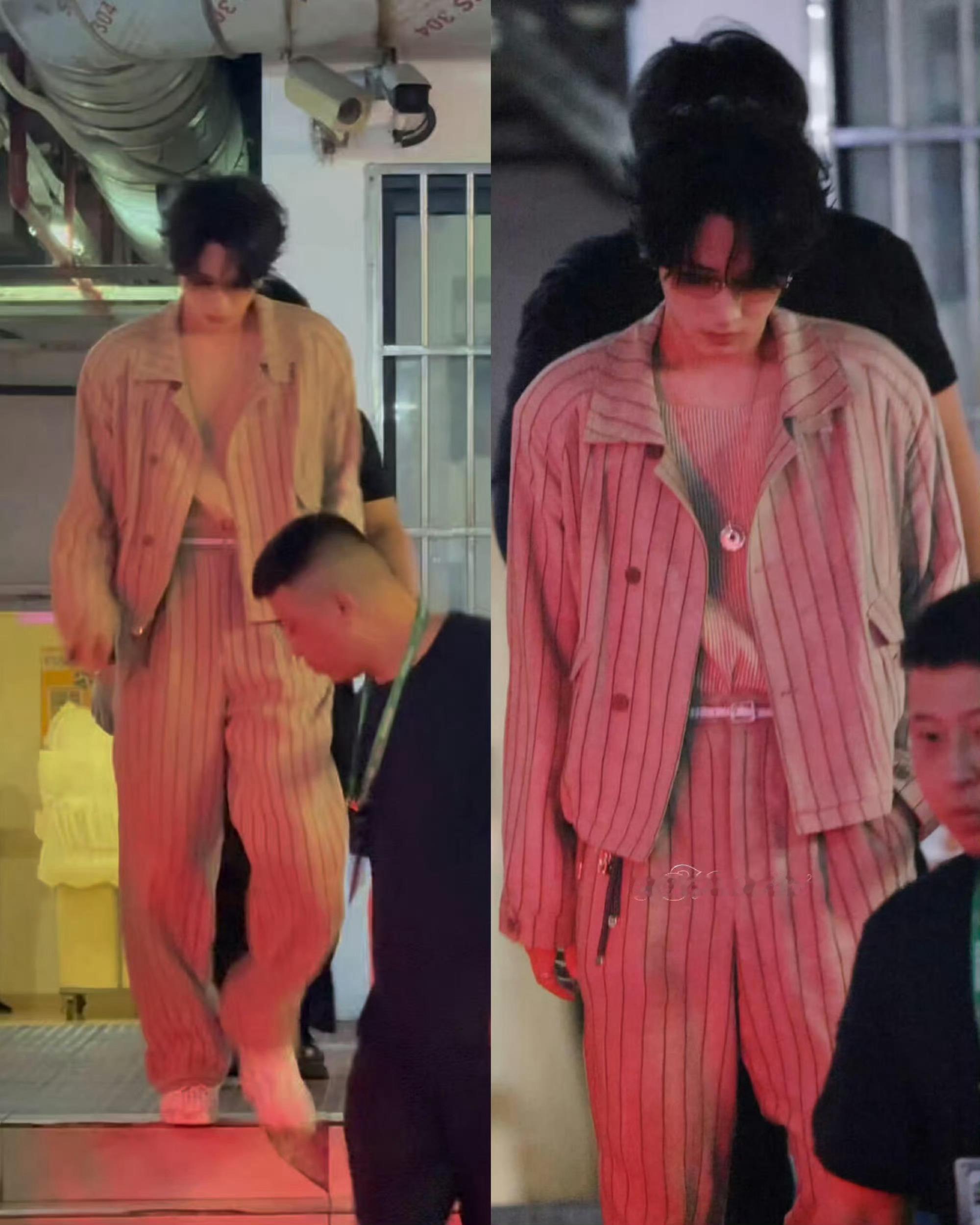 严浩翔棕色条纹套装严浩翔现身《说唱巅峰对决》上班路透来袭一身阿玛尼棕色条纹西装套